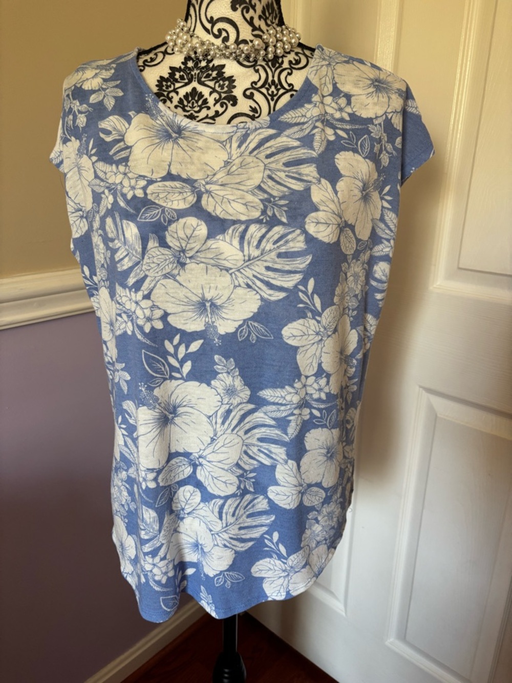 BERKLEY JENSEN MISSES SLEEVELESS SHIRT, blue & white palm, size XL